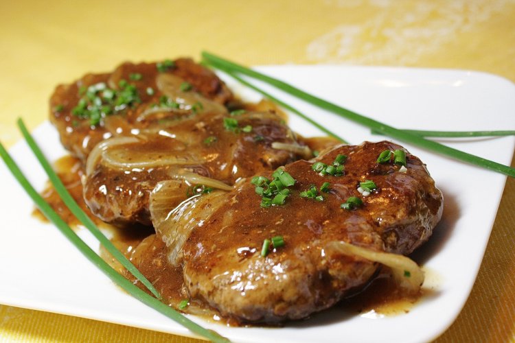 La Recette de Steak haché avec oignons et sauce