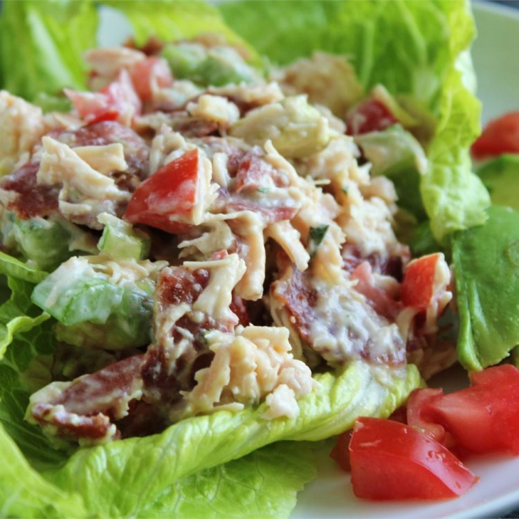 La Recette de Salade de poulet avec bacon, laitue et tomate