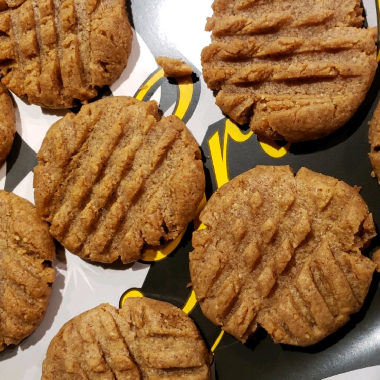 La Recette de Biscuits au beurre d'arachide Keto à 4 ingrédients