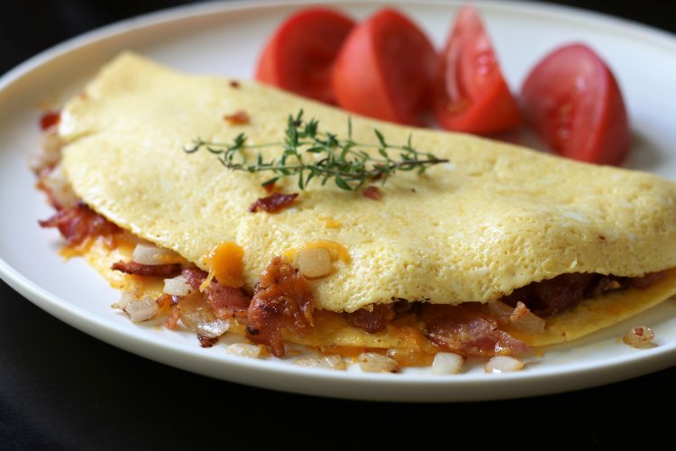 La Recette d'Omelette croustillante au bacon et oignons doux