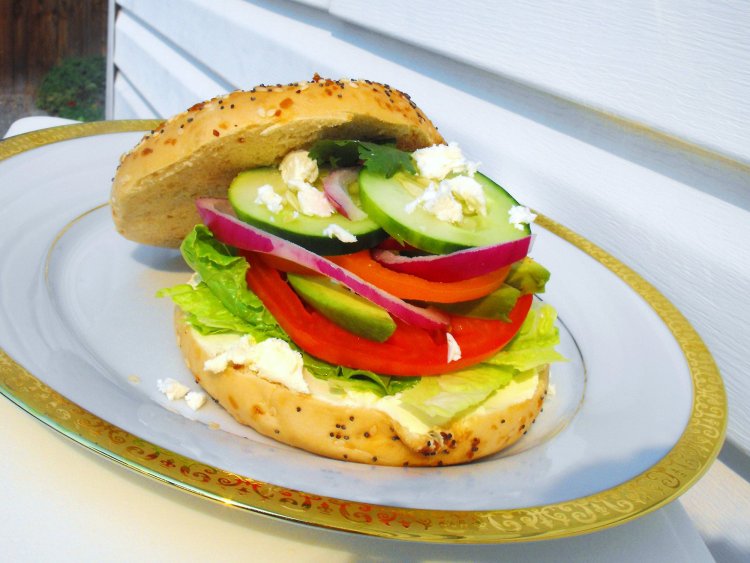 La Recette de Sandwich bagel aux légumes frais