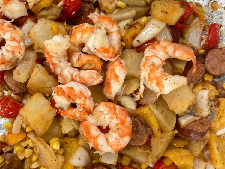 La Recette de Dîner sur une plaque de crevettes et de légumes