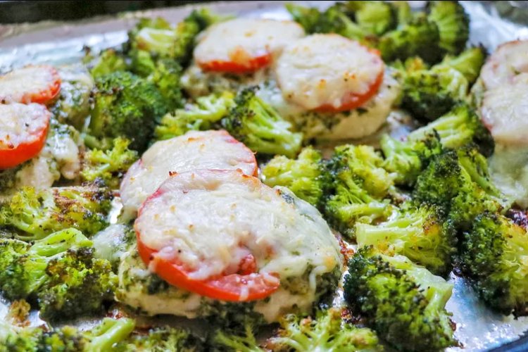 La Recette de Poulet sur plaque avec mozzarella, pesto et brocoli