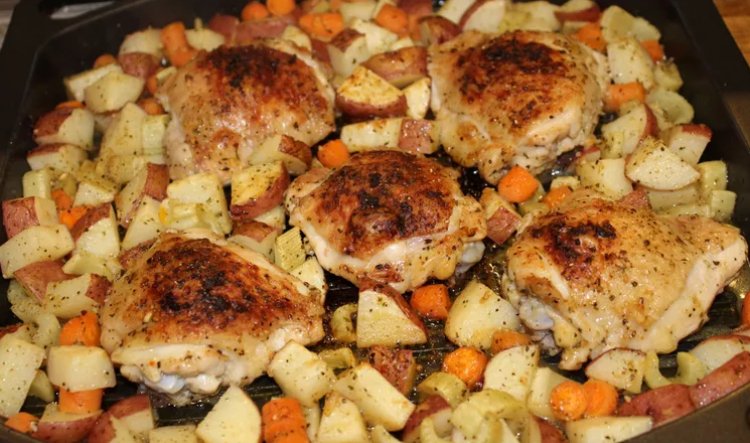 La Recette de Dîner sur une plaque de cuisson avec poulet et légumes